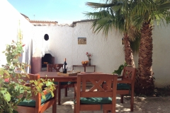 Patio mit Tisch und Stühle